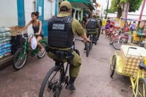 policiais a pé hoje são policiais com carro de luxos